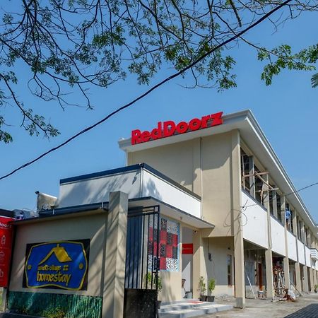 RedDoorz near Padang Golf Adisucipto Hotel Potrojayan Bagian luar foto
