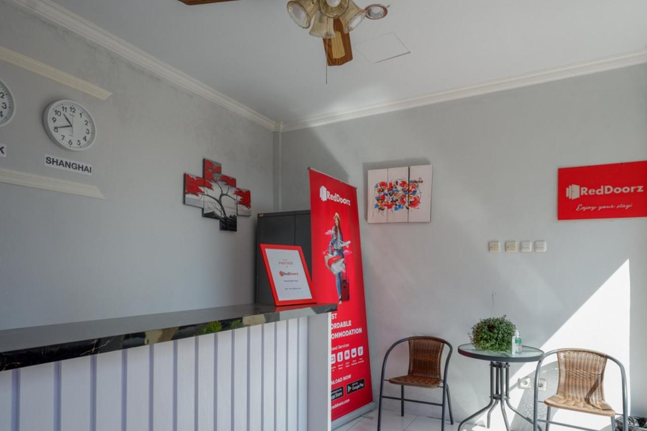 RedDoorz near Padang Golf Adisucipto Hotel Potrojayan Bagian luar foto