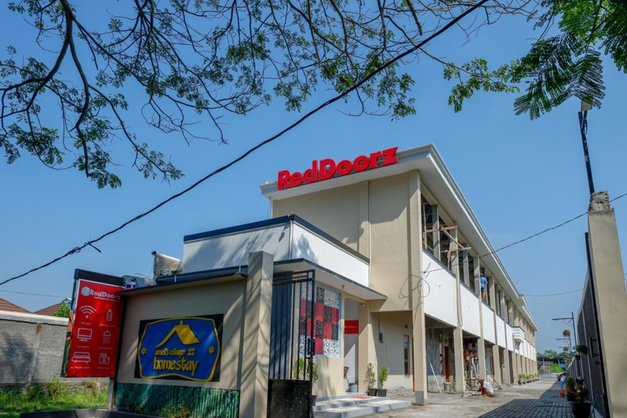 RedDoorz near Padang Golf Adisucipto Hotel Potrojayan Bagian luar foto