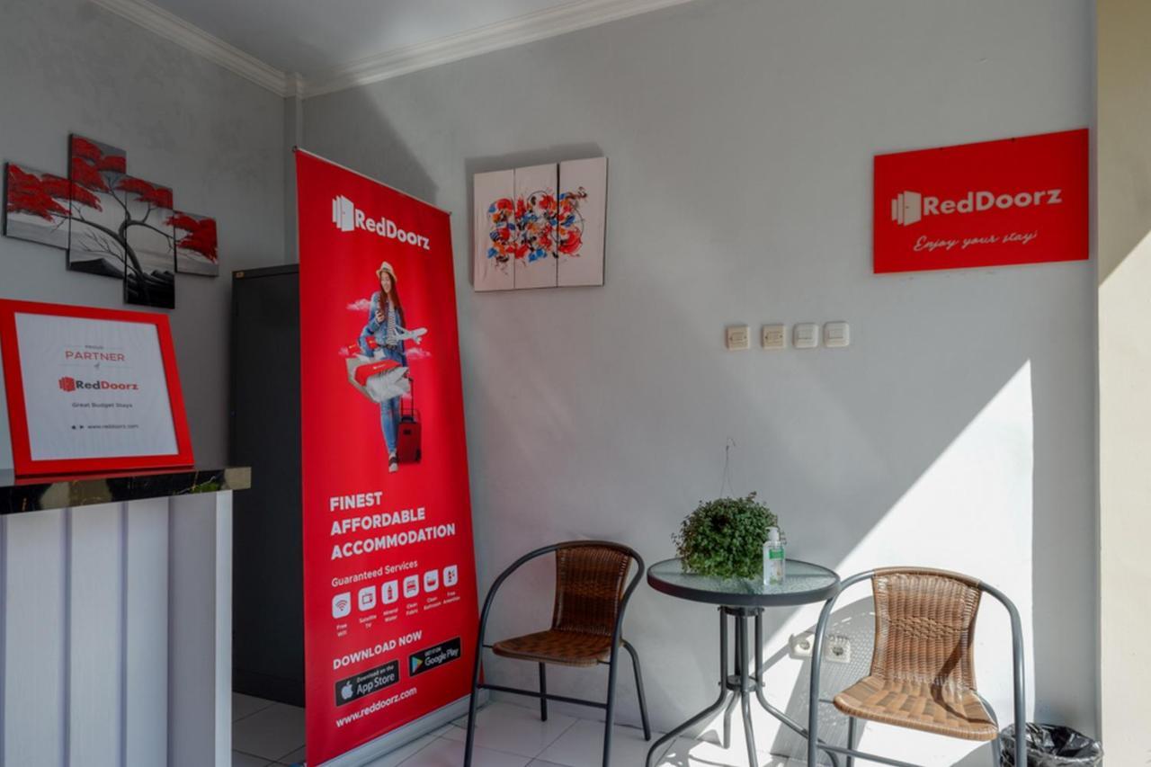 RedDoorz near Padang Golf Adisucipto Hotel Potrojayan Bagian luar foto