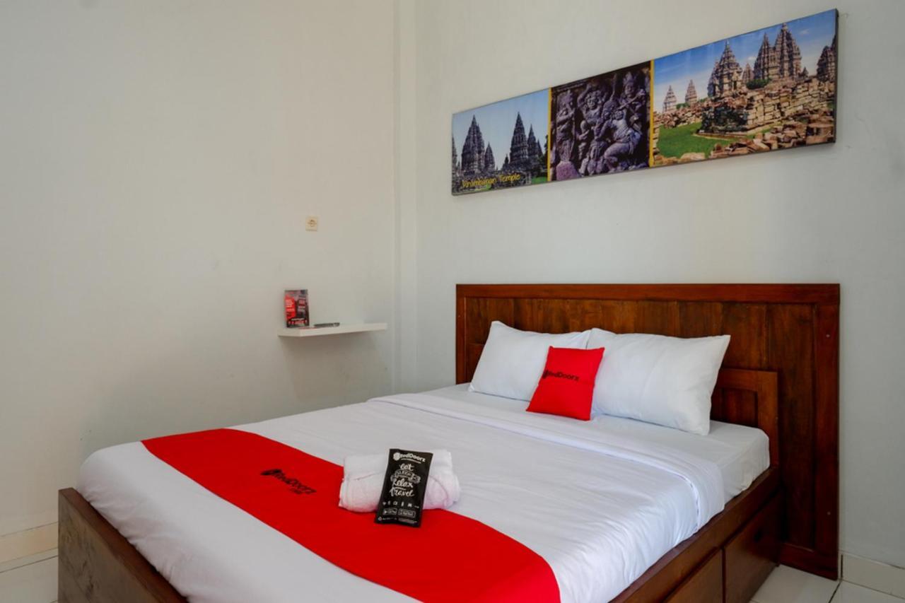 RedDoorz near Padang Golf Adisucipto Hotel Potrojayan Bagian luar foto