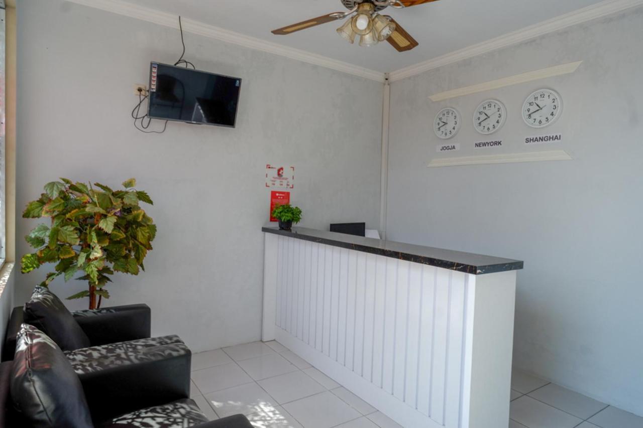 RedDoorz near Padang Golf Adisucipto Hotel Potrojayan Bagian luar foto
