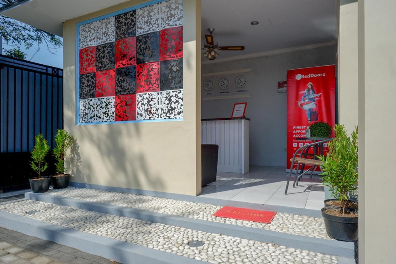 RedDoorz near Padang Golf Adisucipto Hotel Potrojayan Bagian luar foto