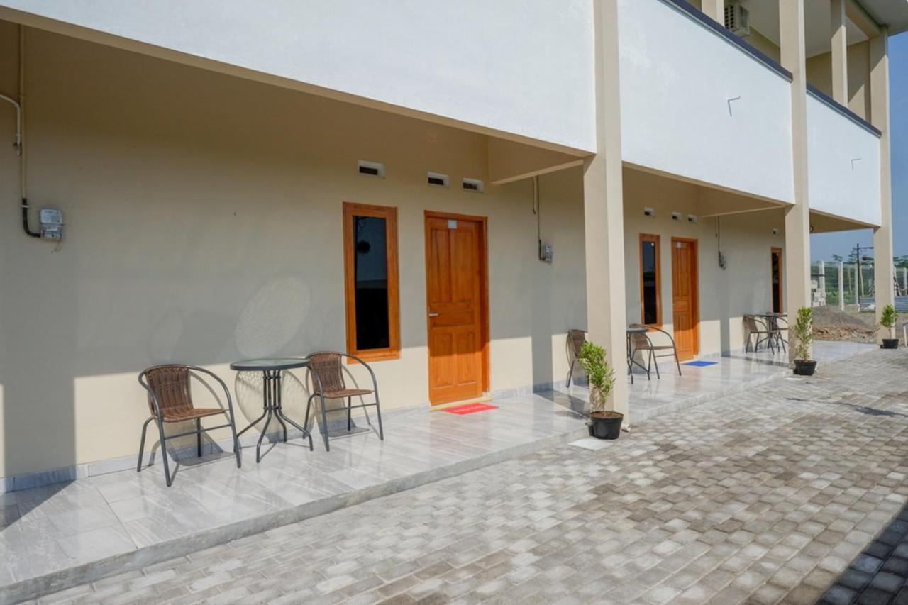 RedDoorz near Padang Golf Adisucipto Hotel Potrojayan Bagian luar foto