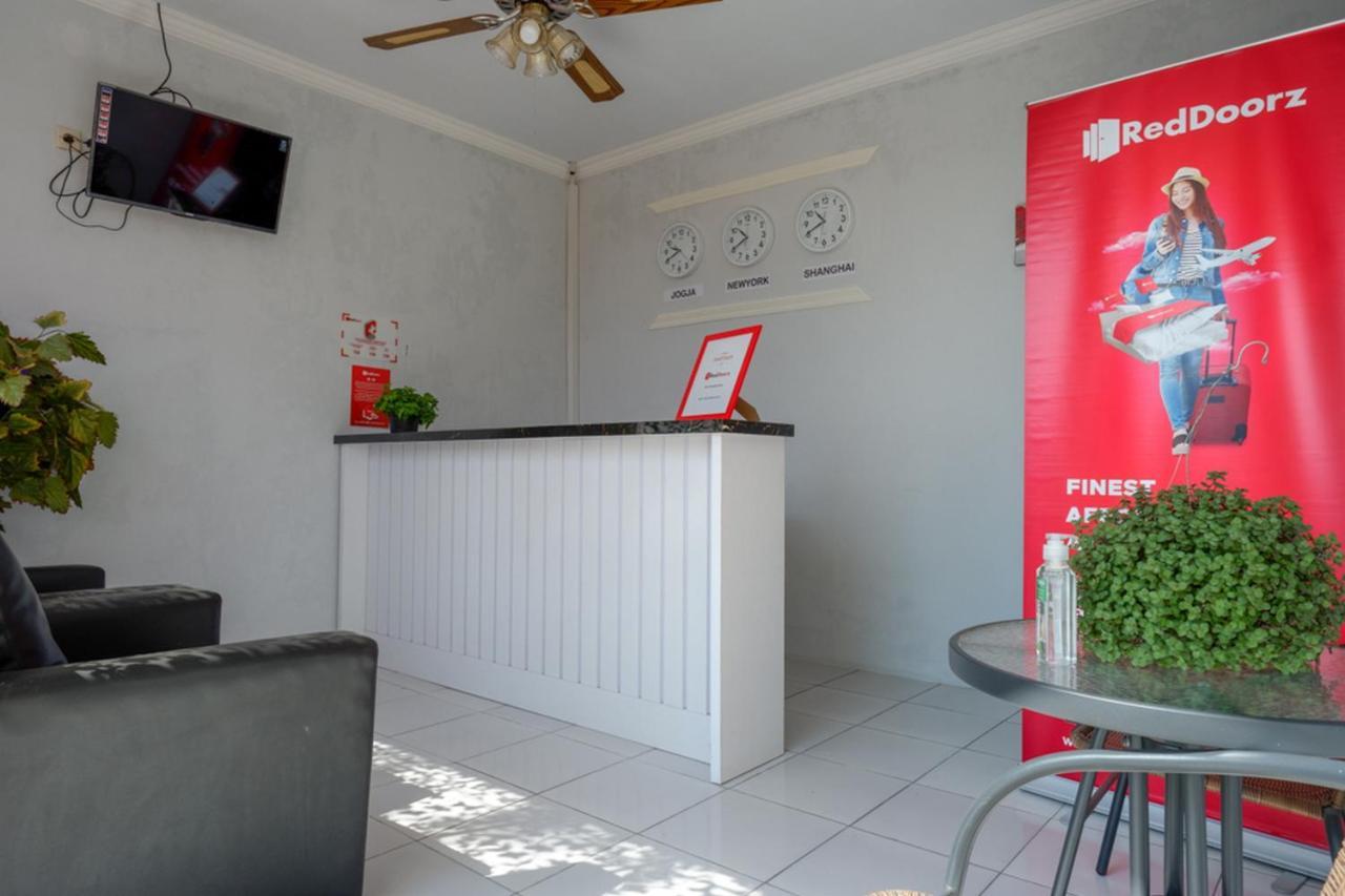 RedDoorz near Padang Golf Adisucipto Hotel Potrojayan Bagian luar foto