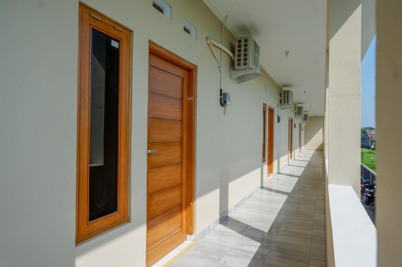 RedDoorz near Padang Golf Adisucipto Hotel Potrojayan Bagian luar foto
