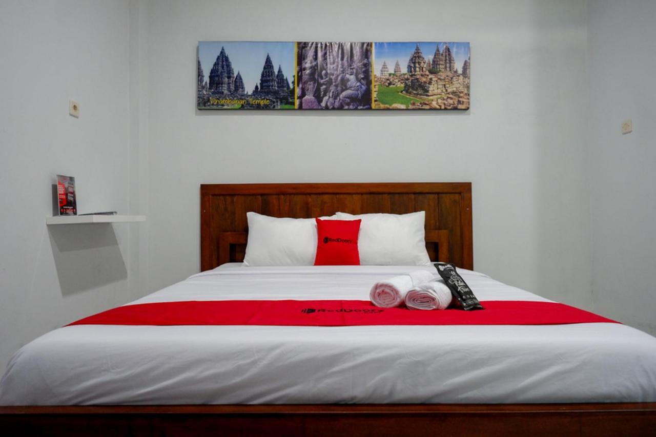 RedDoorz near Padang Golf Adisucipto Hotel Potrojayan Bagian luar foto