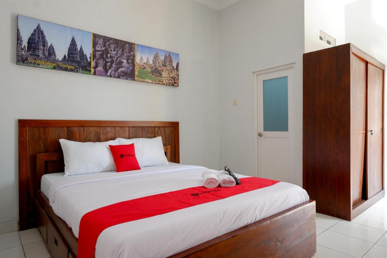 RedDoorz near Padang Golf Adisucipto Hotel Potrojayan Bagian luar foto