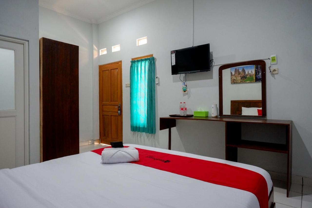 RedDoorz near Padang Golf Adisucipto Hotel Potrojayan Bagian luar foto
