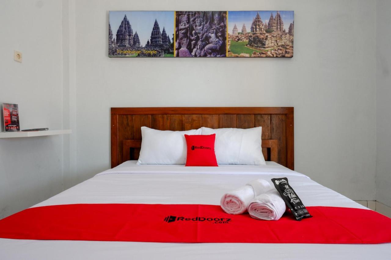 RedDoorz near Padang Golf Adisucipto Hotel Potrojayan Bagian luar foto