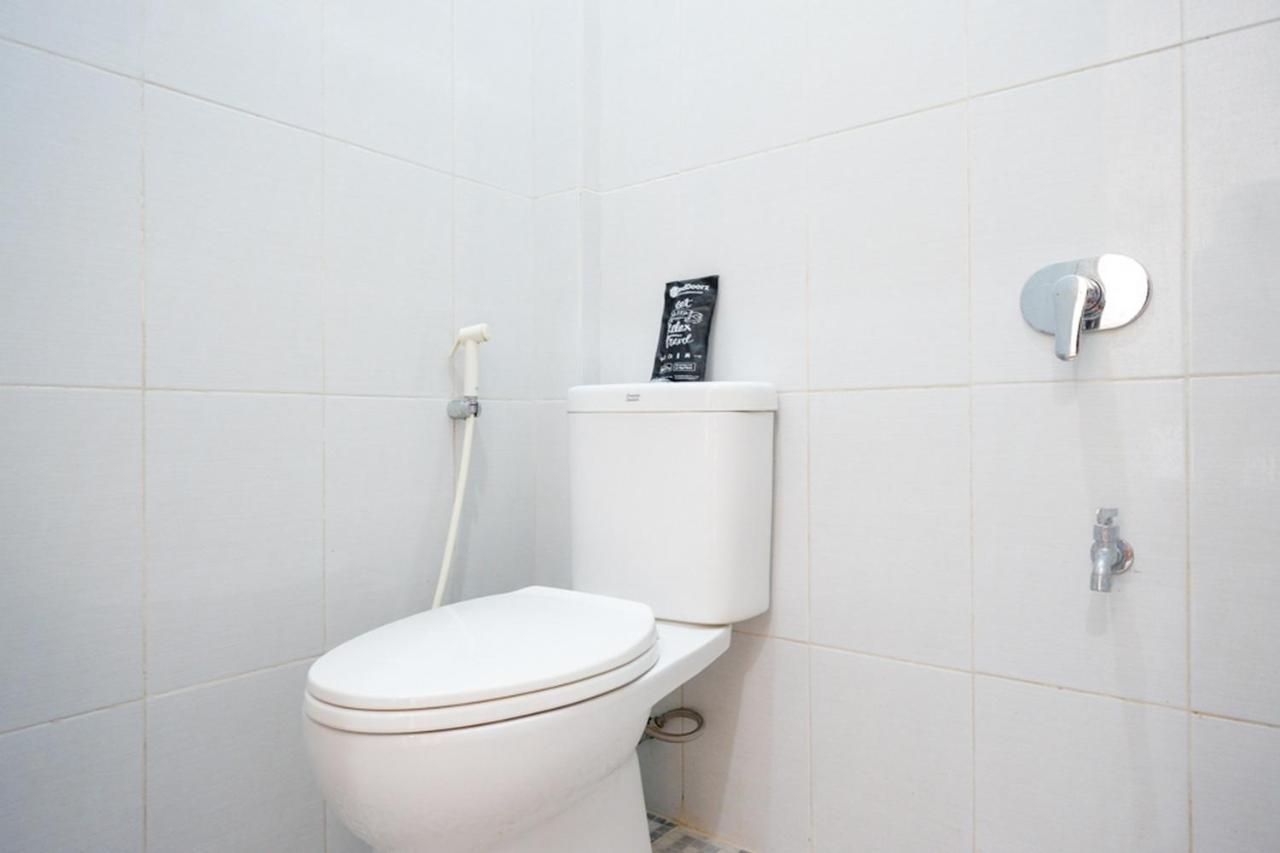 RedDoorz near Padang Golf Adisucipto Hotel Potrojayan Bagian luar foto