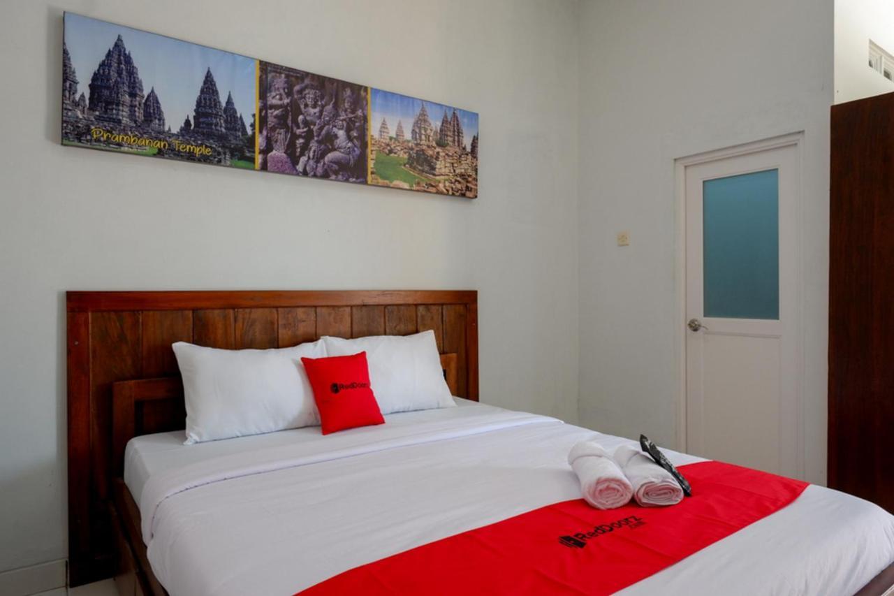 RedDoorz near Padang Golf Adisucipto Hotel Potrojayan Bagian luar foto