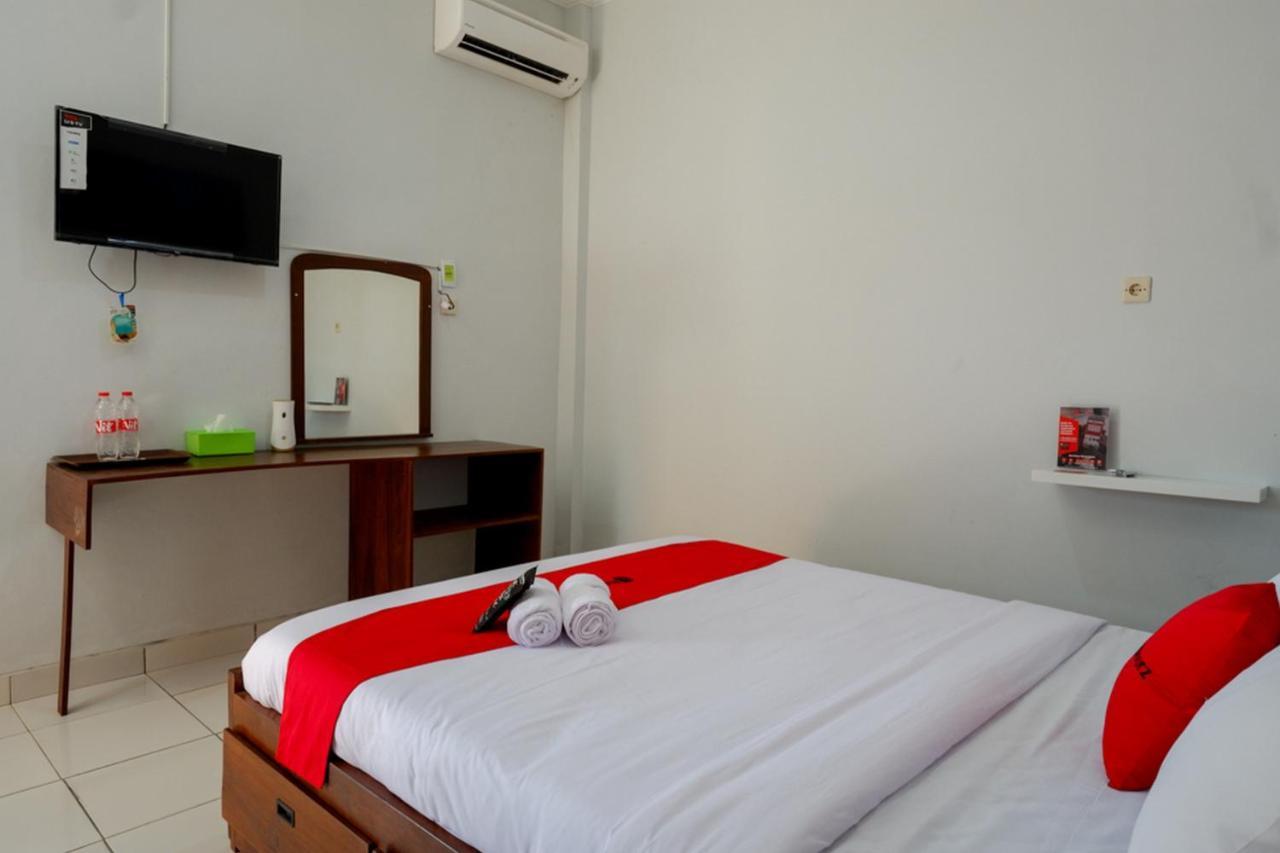 RedDoorz near Padang Golf Adisucipto Hotel Potrojayan Bagian luar foto