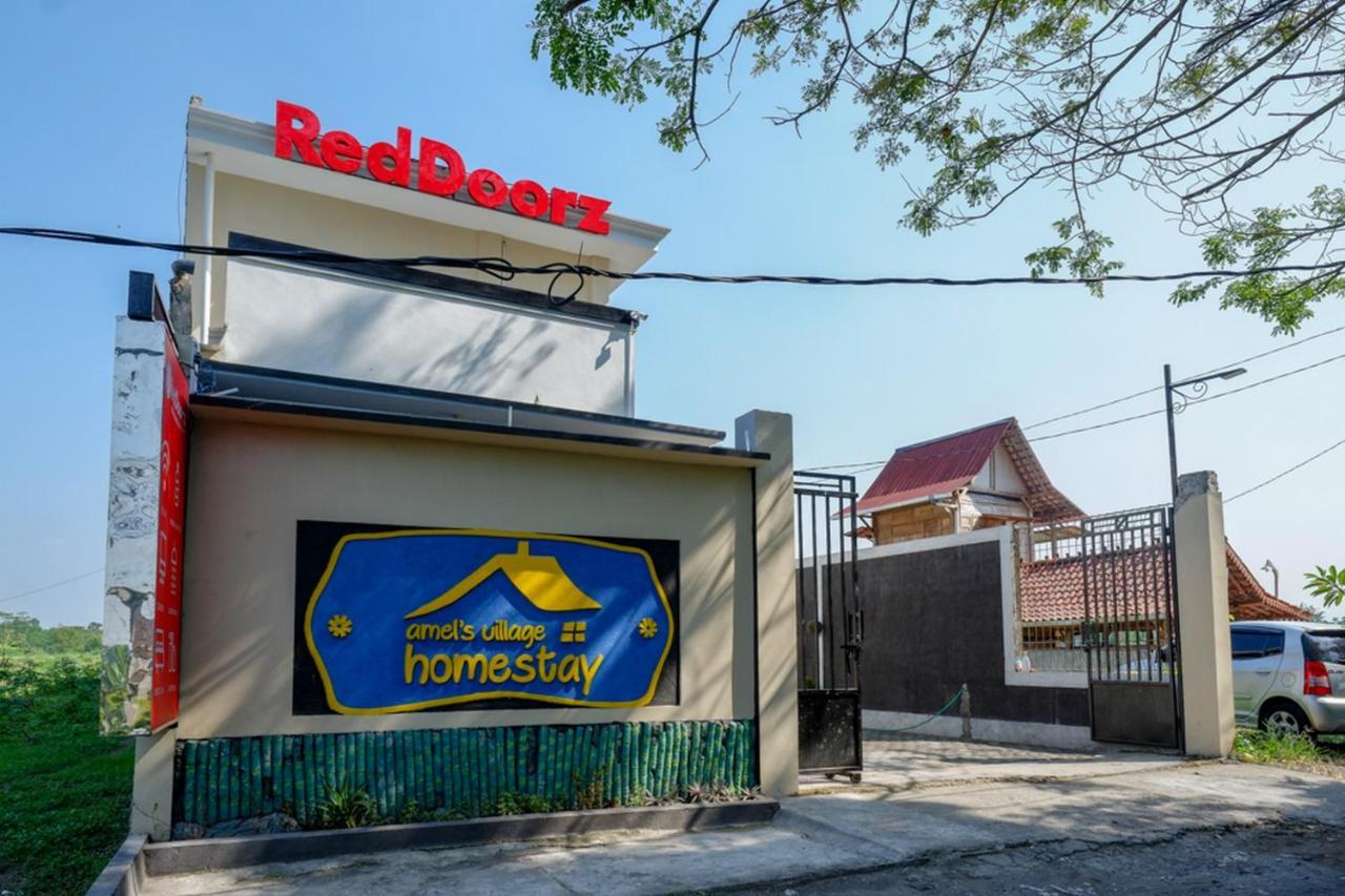 RedDoorz near Padang Golf Adisucipto Hotel Potrojayan Bagian luar foto